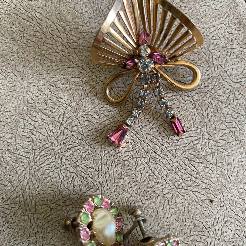 Earrings & brooch fashion vintage jewelry c1940s-1970s